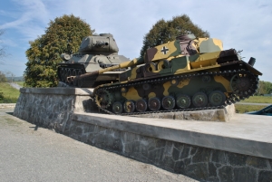 Foto: tanky T-34/85 a PZKpfw.IVAusf.J zdroj: VHÚ Bratislava