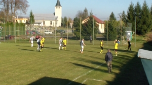 Nemcovce - Chmiňany 1:3, autové vhadzovanie pred druhým gólom Chminian