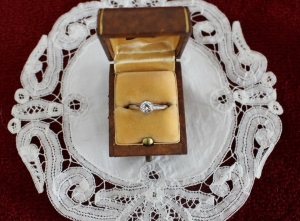 Foto: snubý prsteň s briliantom M.G., zdroj Tripolitana